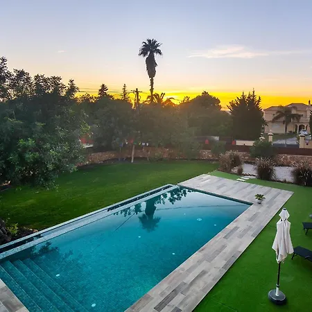 Dajoya- Luxury Paradise & Infinite Pool Holiday home *